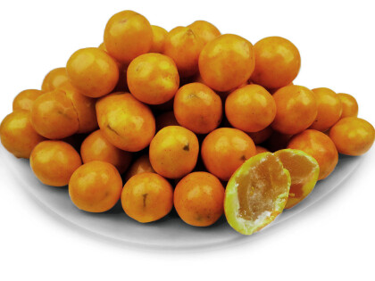 Schale mit kandierten Bio Ingwerstücken umfüllt von weißer Schokolade mit Kurkuma