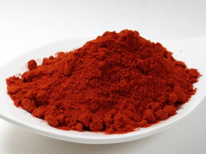 Schale mit Bio Paprikapulver rosenscharf