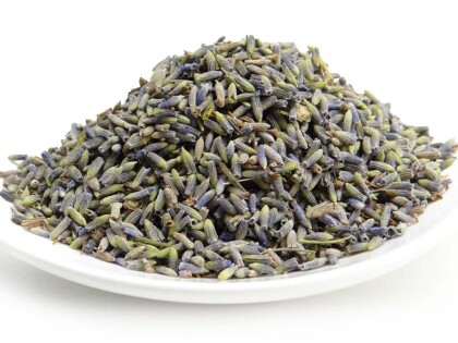 Schale mit Bio Lavendelblüten