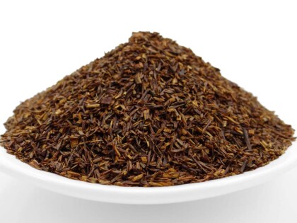 Schale mit Bio Rooibosteeblättern