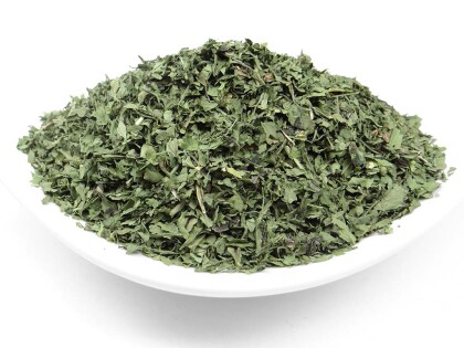 Schale mit getrockneten Bio Korianderblättern