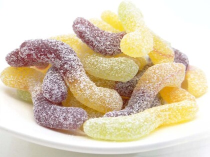 Schale mit Bio Fruchtgummi in verschiedenen Farben