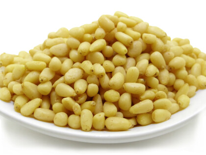 Schale mit Bio Pinienkernen