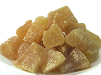 Schale mit kandierten Ingwerstücken