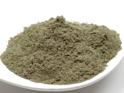 Schale mit Bio Majoranpulver