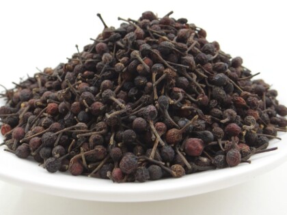 Schale mit Bio Urwaldpfefferkörnern