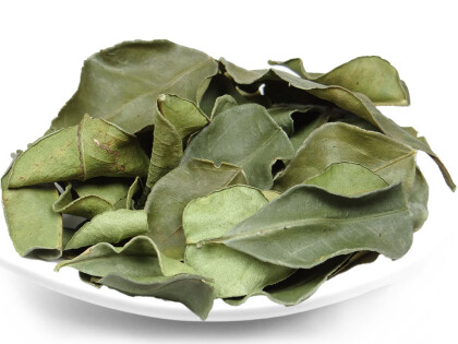 Schale mit getrockneten Bio Kaffir-Limettenblättern