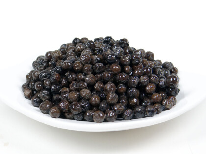 Schale mit schwarzen fermentierten Bio Pfefferkörnern