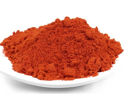 Schale mit Bio Cayennepulver