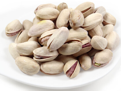 Schale mit gerösteten und gesalzenen Bio Pistazien mit Schale