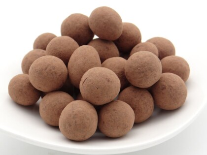 Schale mit Bio Hasenüssen umhüllt von Lebkuchenschokolade