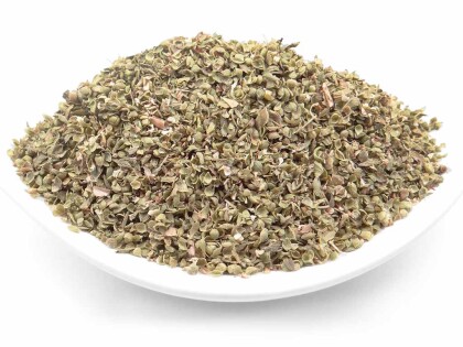Schale mit getrocknetem und gerebeltem Bio Oregano