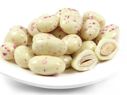 Schale mit Bio Mandeln umhüllt von Zitronenschokolade mit Rosenblüten