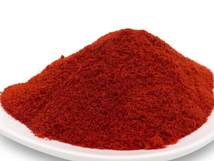 Schale mit Bio Chipotle gemahlen - rötlich-braunes Pulver