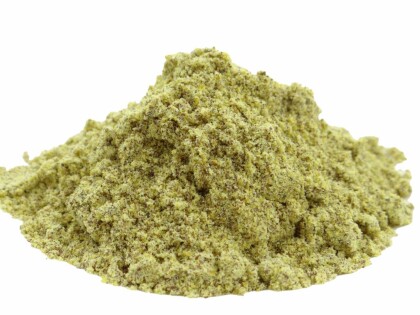 Schale mit braunem Senfpulver