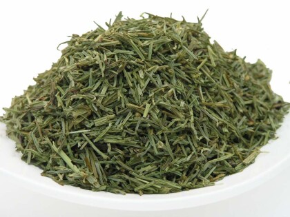 Schale mit getrocknetem und geschnittenen Zinnkraut