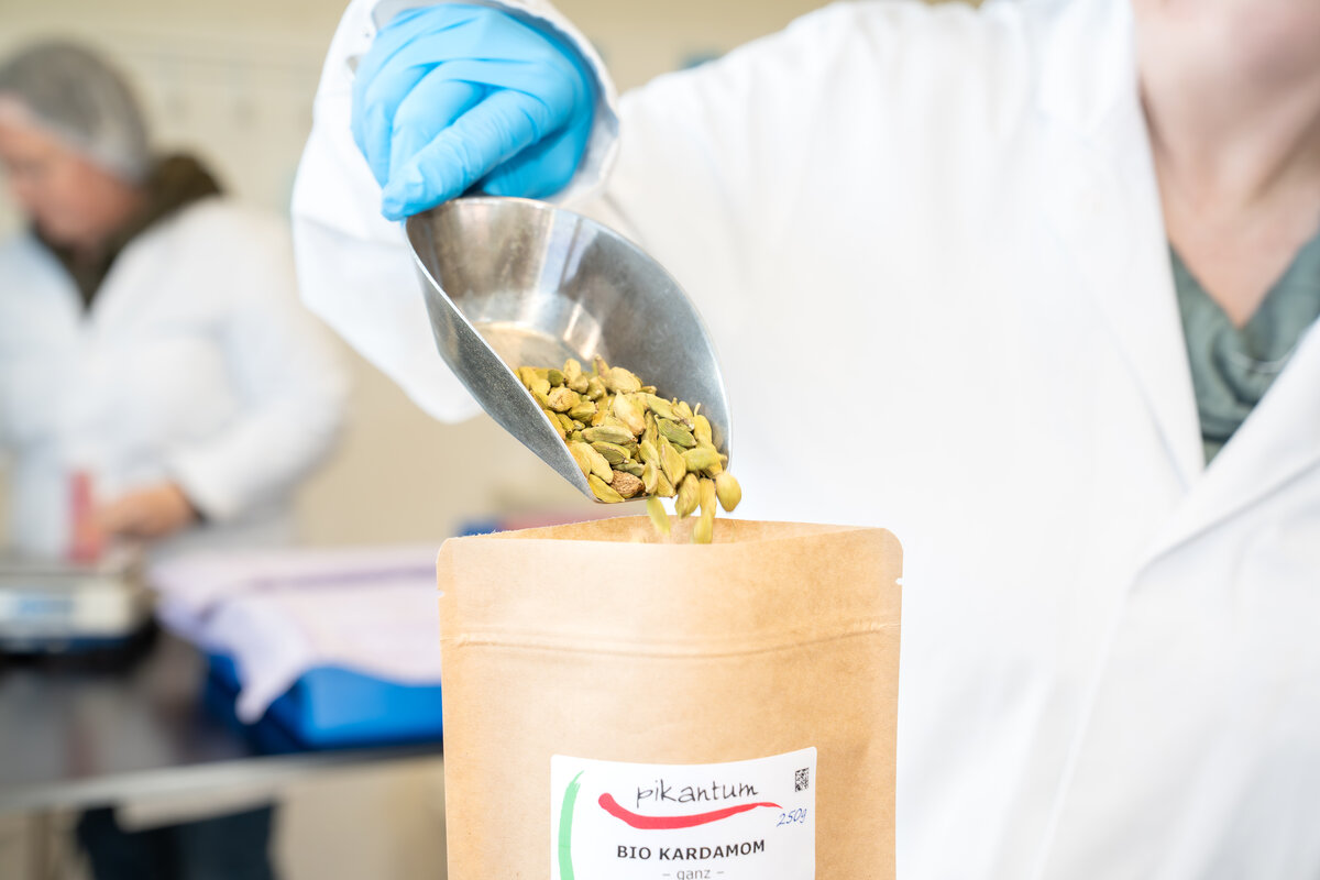 Handarbeit bei pikantum – Gewürze abfüllen